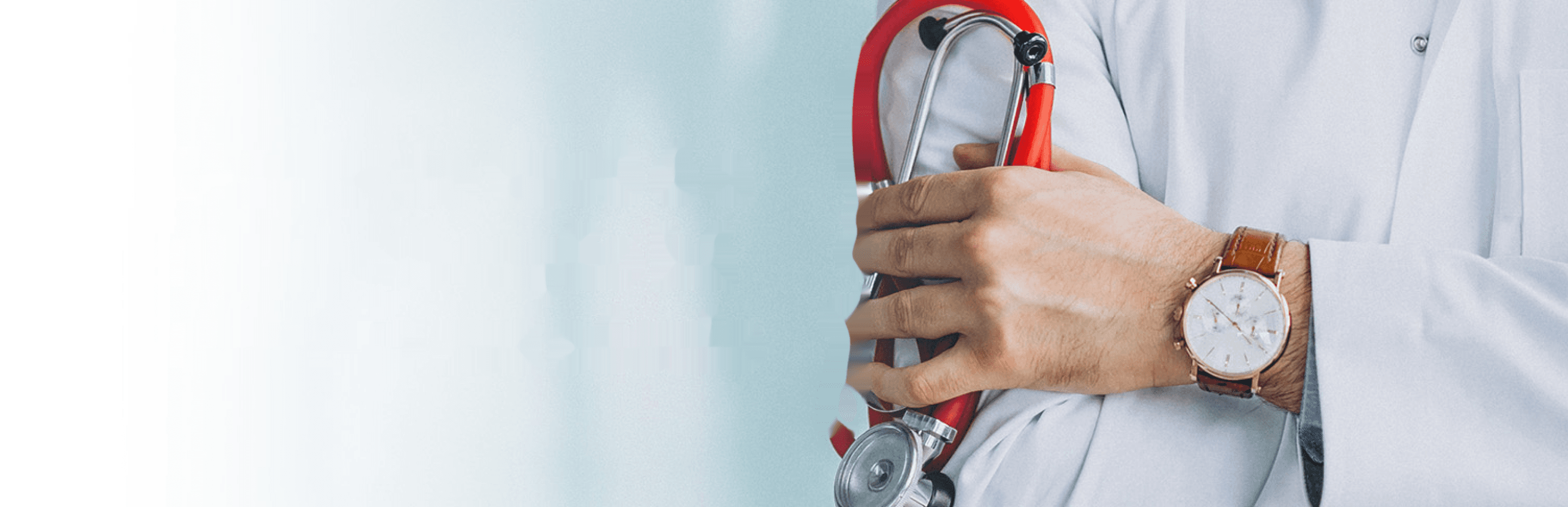 Médico de jaleco branco segurando um estetoscópio vermelho