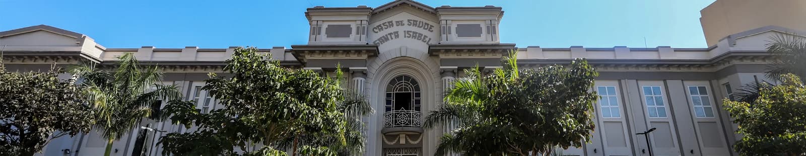 Fachada histórica da Santa Casa de Araraquara, com colunas e janela em arco