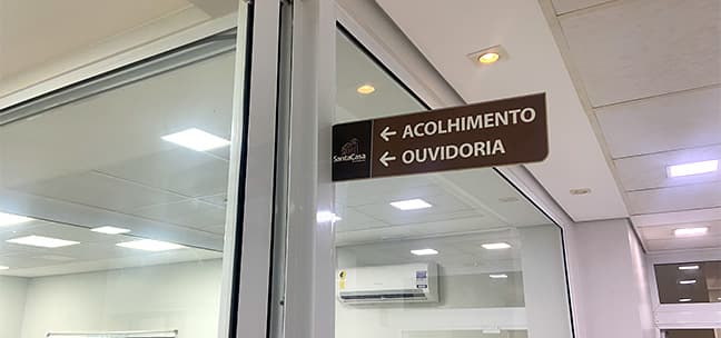 Sinalização interna indicando Acolhimento e Ouvidoria