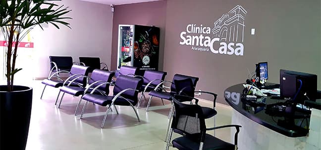 Sala de espera da Clínica Santa Casa, com poltronas e recepção