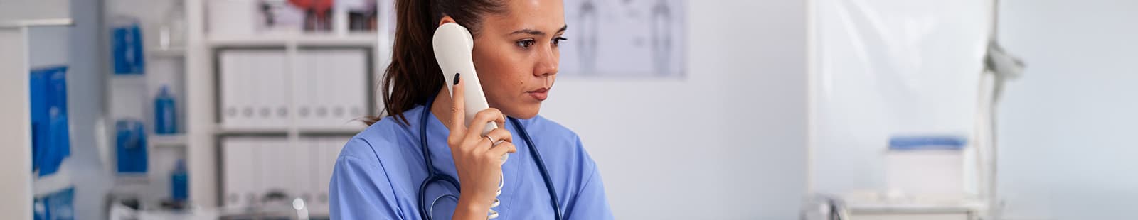 Profissional de saúde atendendo ao telefone
