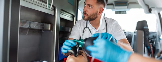 Médico da Urgência e Emergência atendendo paciente dentro da ambulância