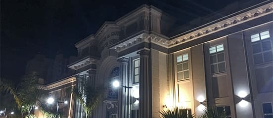 Fachada histórica da Santa Casa de Araraquara à noite