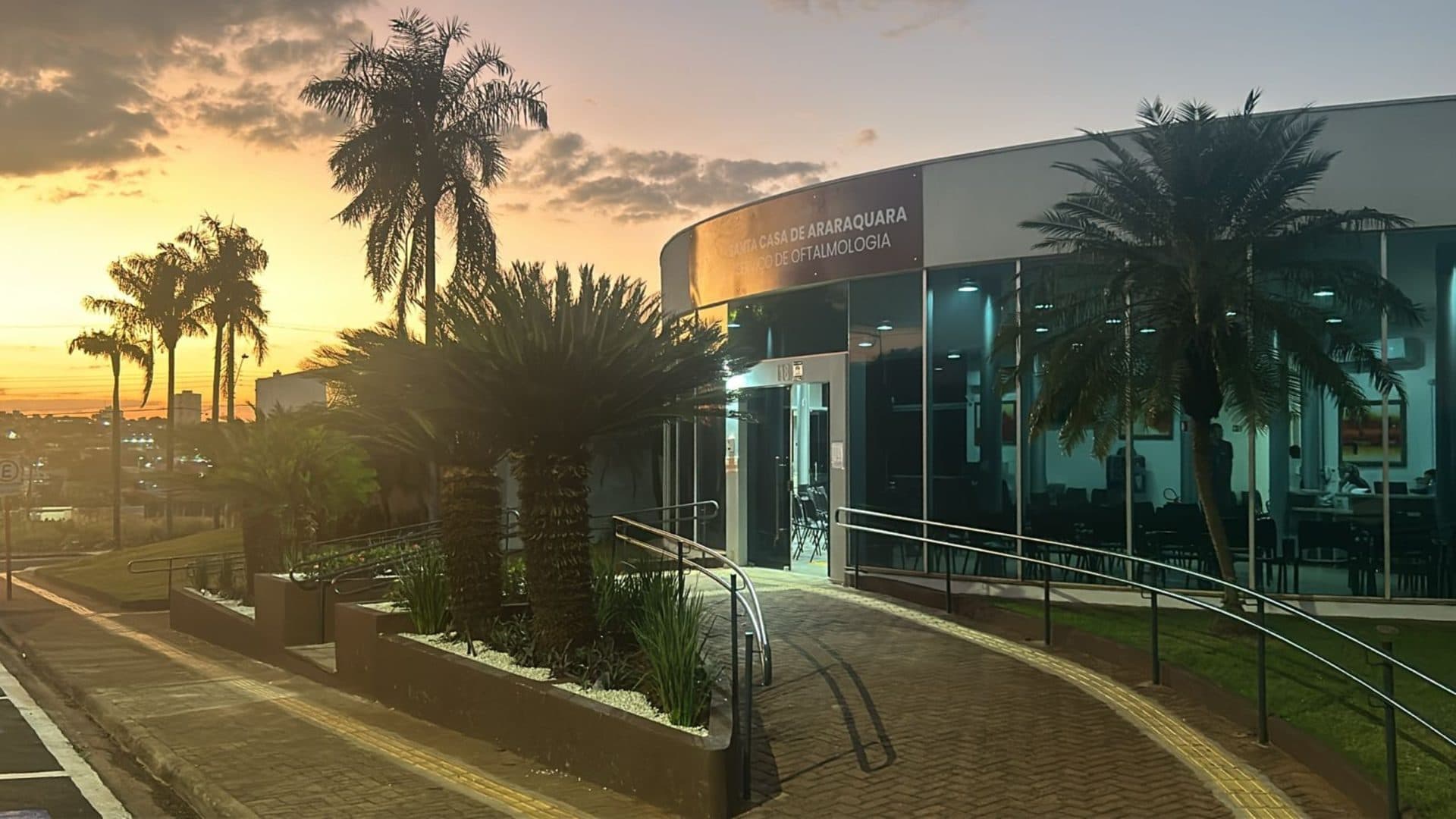 Fachada do Serviço de Oftalmologia da Santa Casa de Araraquara ao entardecer